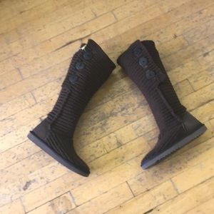UGGs...brown size 6..🌺